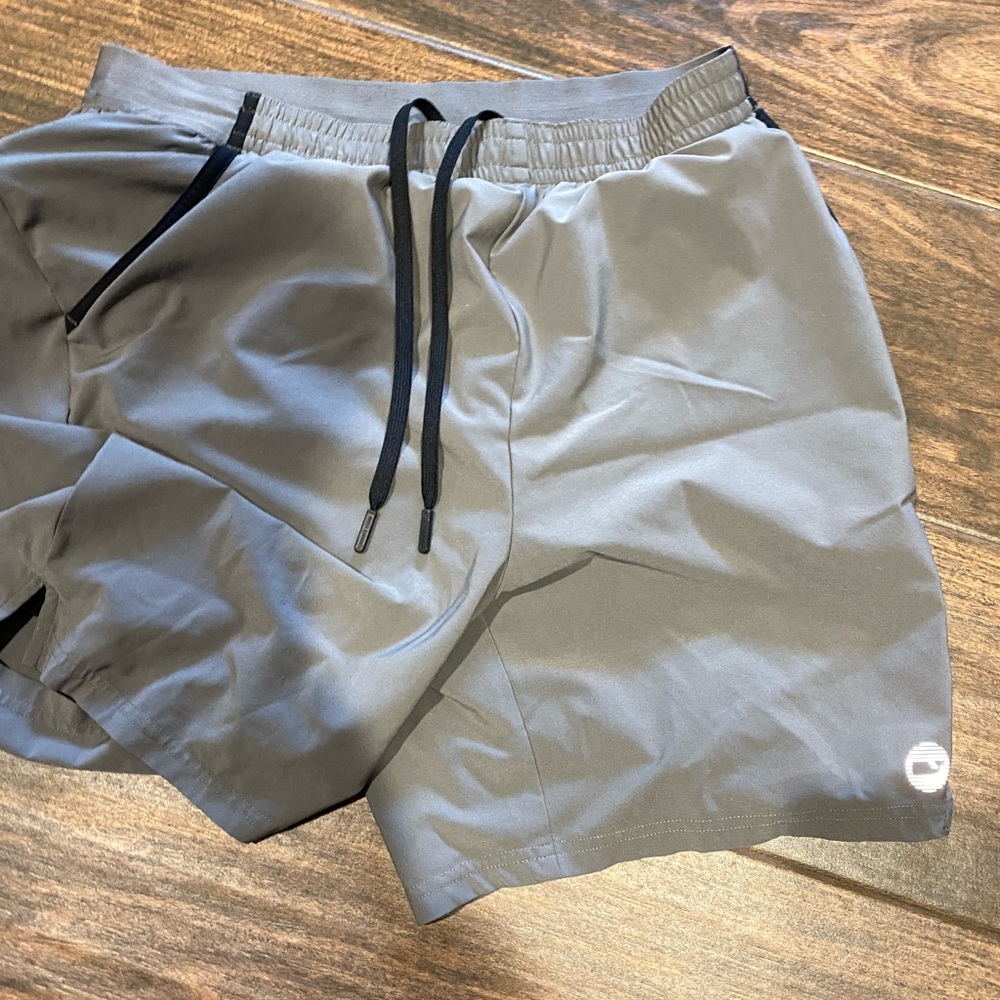 Vineyard vines athletic shorts L